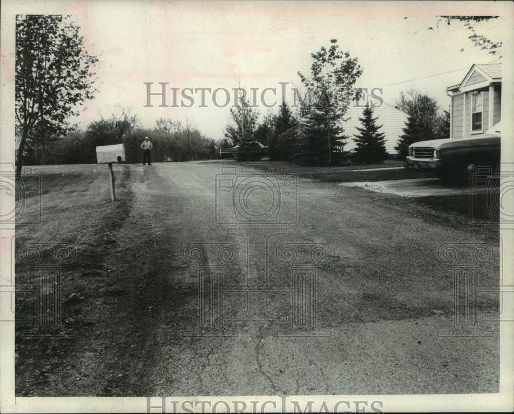 1973 Press Photo Rudolph Seidel stands on property stake at boundary of his home