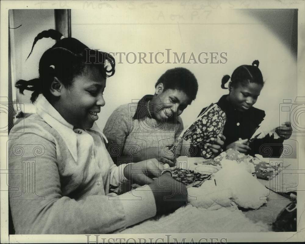 1972 Press Photo Girls make pot holders at community center in Albany, New York