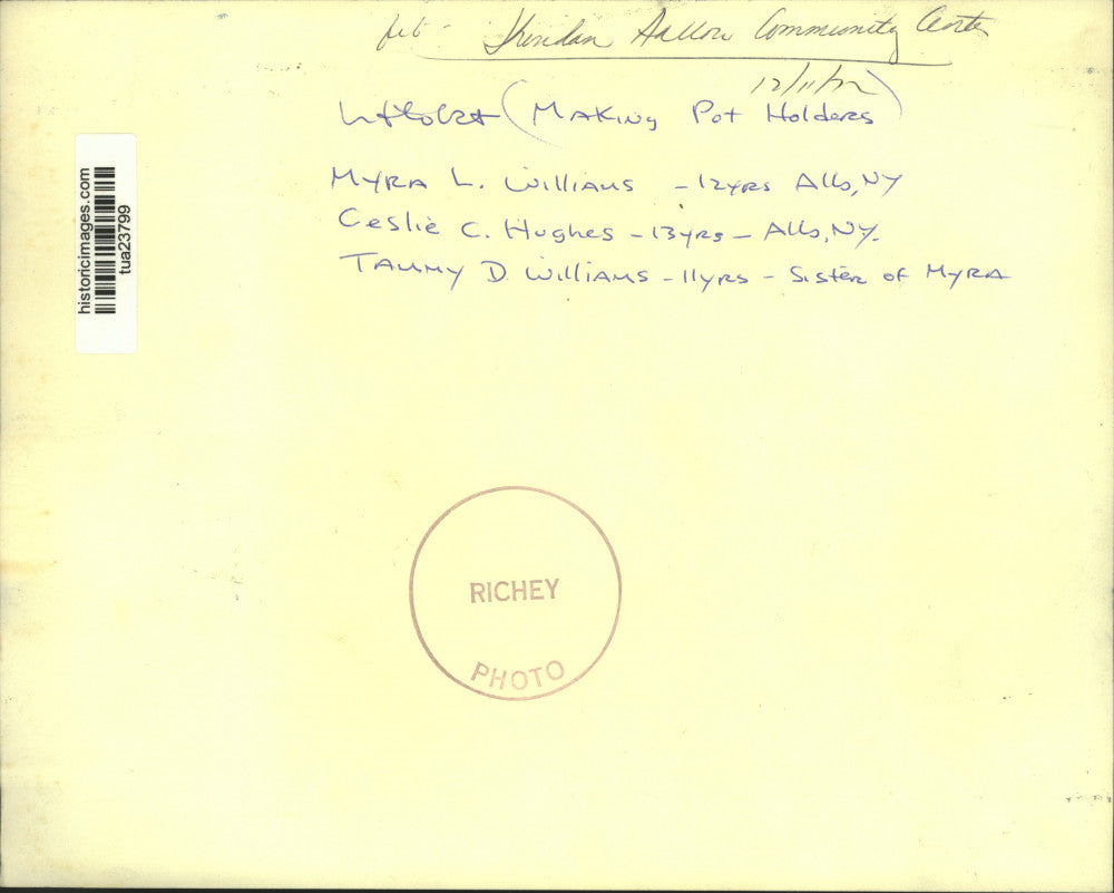 1972 Press Photo Girls make pot holders at community center in Albany, New York