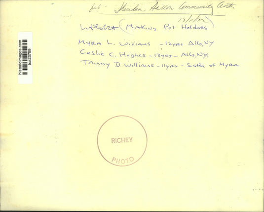 1972 Press Photo Girls make pot holders at community center in Albany, New York