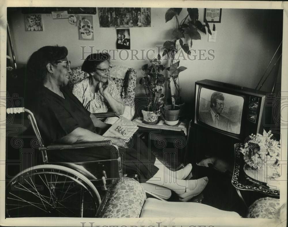 1971 Press Photo Senior Citizens watch television in their New York home