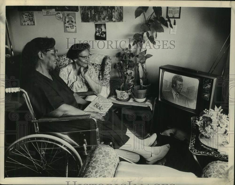 Load image into Gallery viewer, 1971 Press Photo Senior Citizens watch television in their New York home
