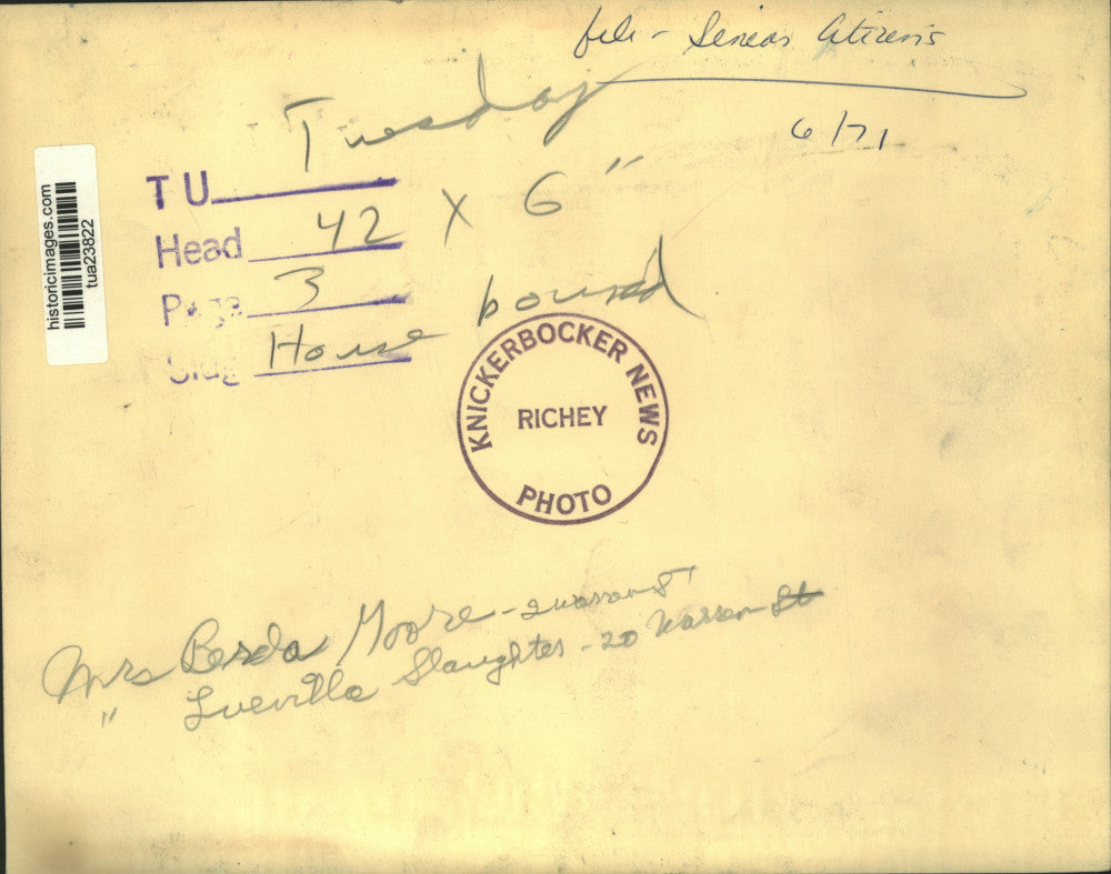 1971 Press Photo Senior Citizens watch television in their New York home