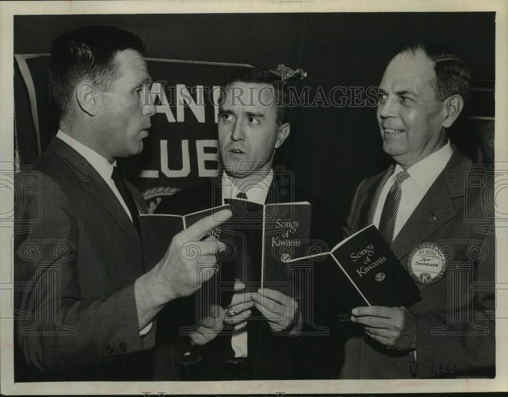 1966 Press Photo James Sackrider with Kiwanis group in Albany, New York