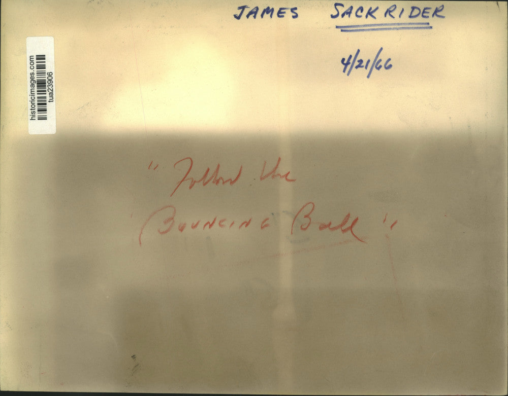 1966 Press Photo James Sackrider with Kiwanis group in Albany, New York