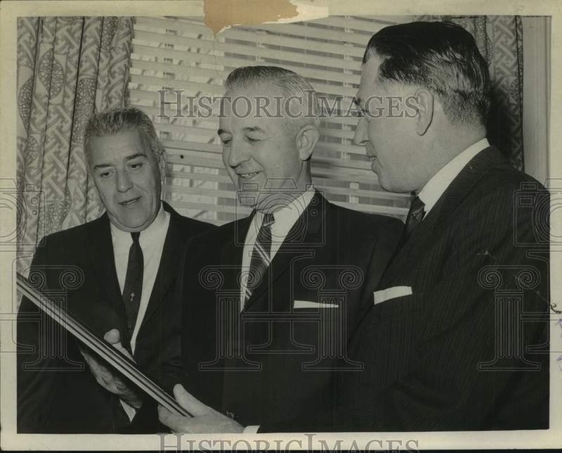 Load image into Gallery viewer, 1966 Press Photo Dr Edward J Sabol (C) looks over award at luncheon with others
