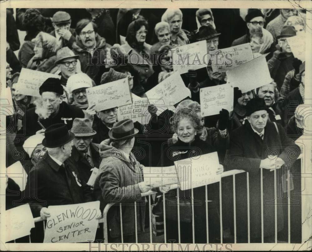 1973 Press Photo Large group of senior citizens holding up signs for Glenwood NY
