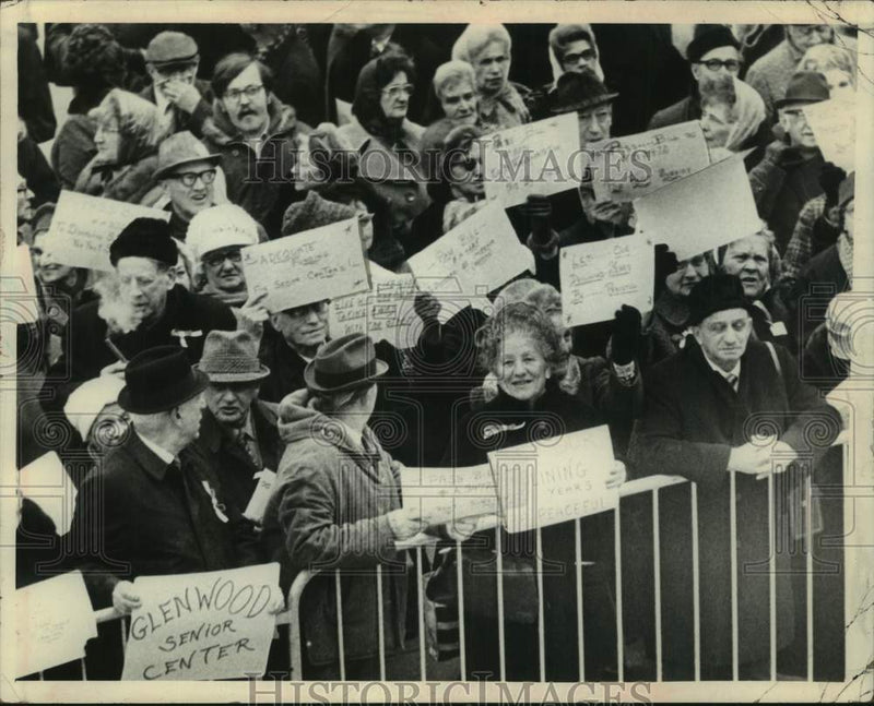 Load image into Gallery viewer, 1973 Press Photo Large group of senior citizens holding up signs for Glenwood NY
