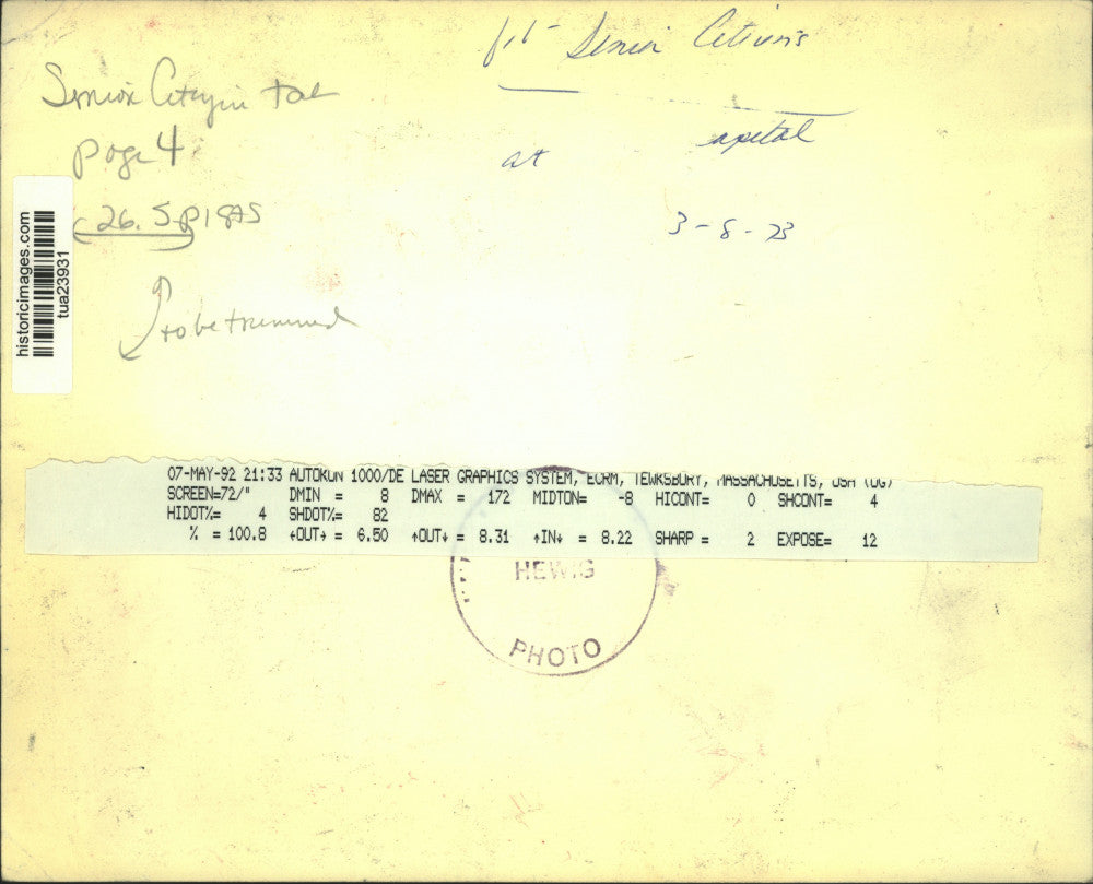 1973 Press Photo Large group of senior citizens holding up signs for Glenwood NY