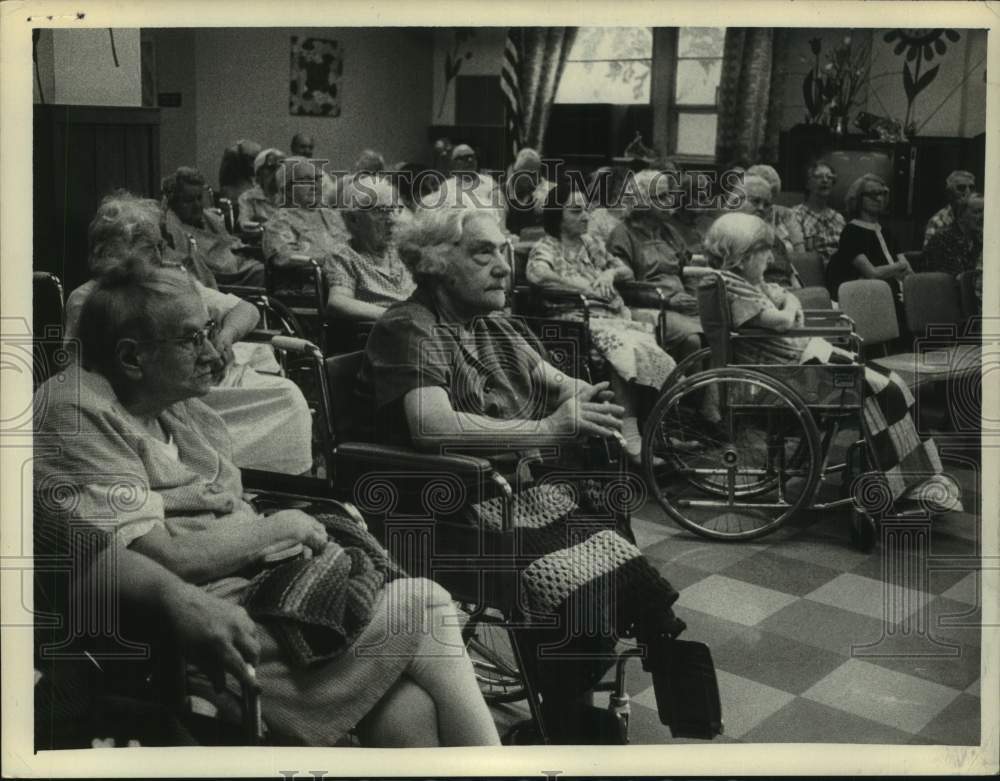 1975 Press Photo Residents of Vern Renslelaer Manor nursing home gather in room