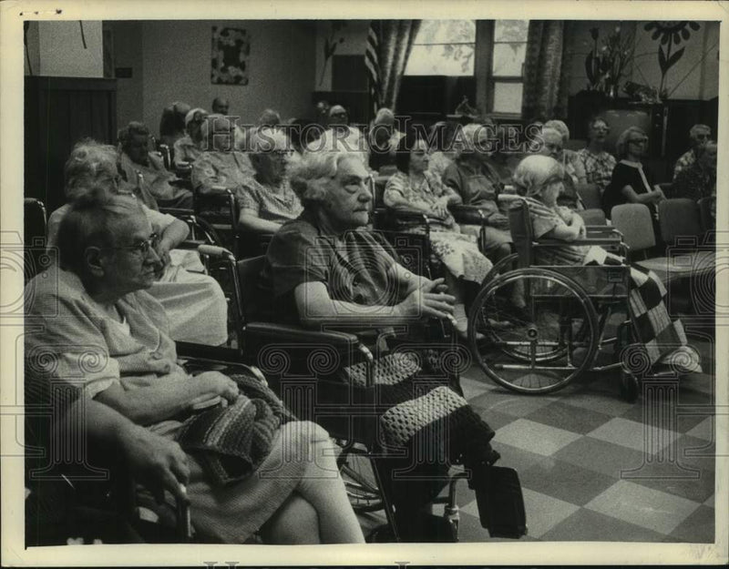 Load image into Gallery viewer, 1975 Press Photo Residents of Vern Renslelaer Manor nursing home gather in room
