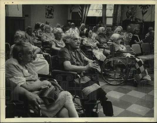 1975 Press Photo Residents of Vern Renslelaer Manor nursing home gather in room