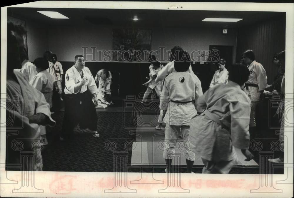 1975 Press Photo Robert Menia teaches self defense in New York - tua23957- Historic Images