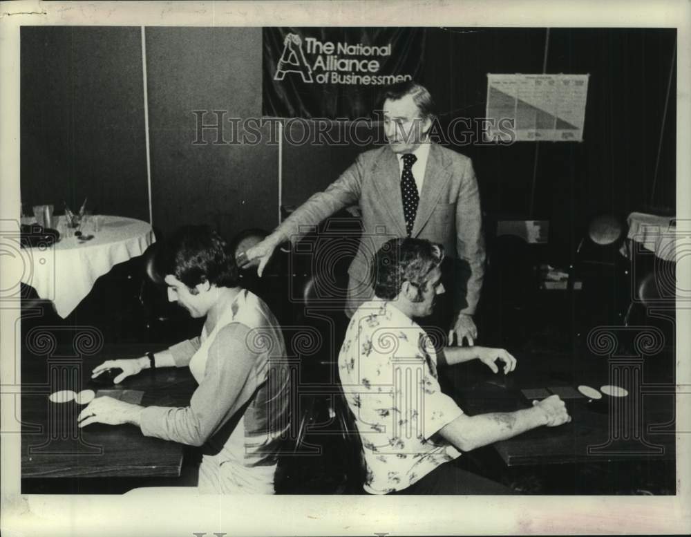 1971 Press Photo William Shepard Jr leads communications seminar in New York