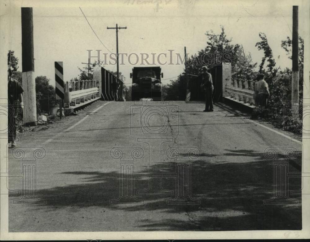 1970 Press Photo Trooper stands in road as truck goes over narrow bridge