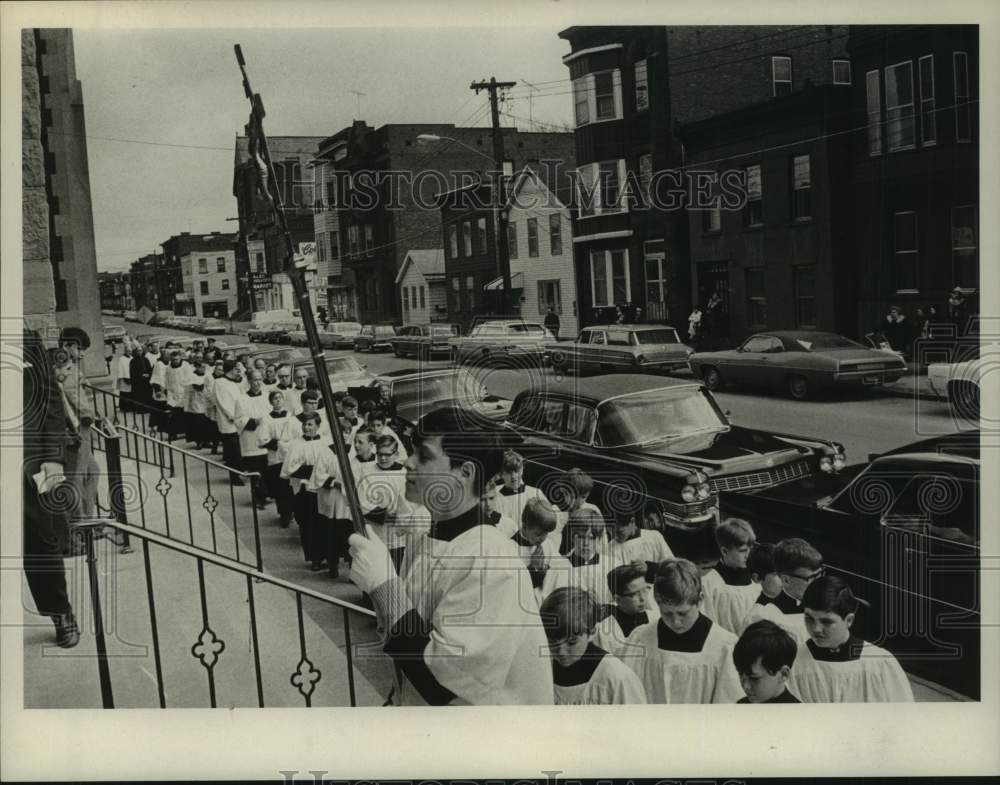 1971 Press Photo Altar boys begin procession for funeral at St Patrick's Church