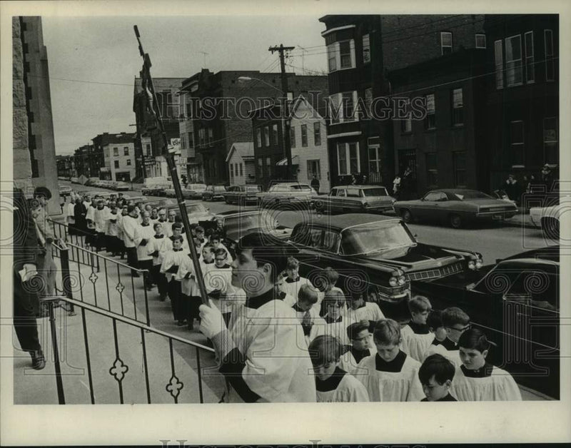 Load image into Gallery viewer, 1971 Press Photo Altar boys begin procession for funeral at St Patrick's Church
