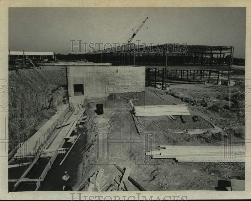 Load image into Gallery viewer, 1970 Press Photo Construction work on library &amp; classroom addition at Shaker HS
