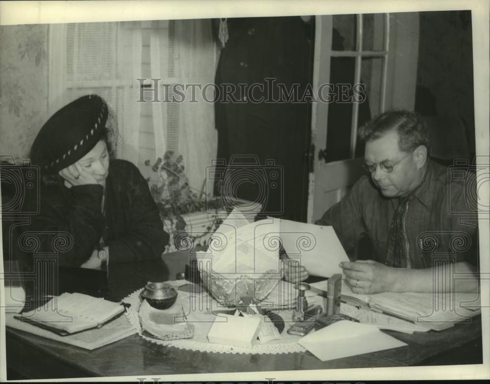 1949 Press Photo Viola Serandies & Judge Charles Noble in New York - tua24141