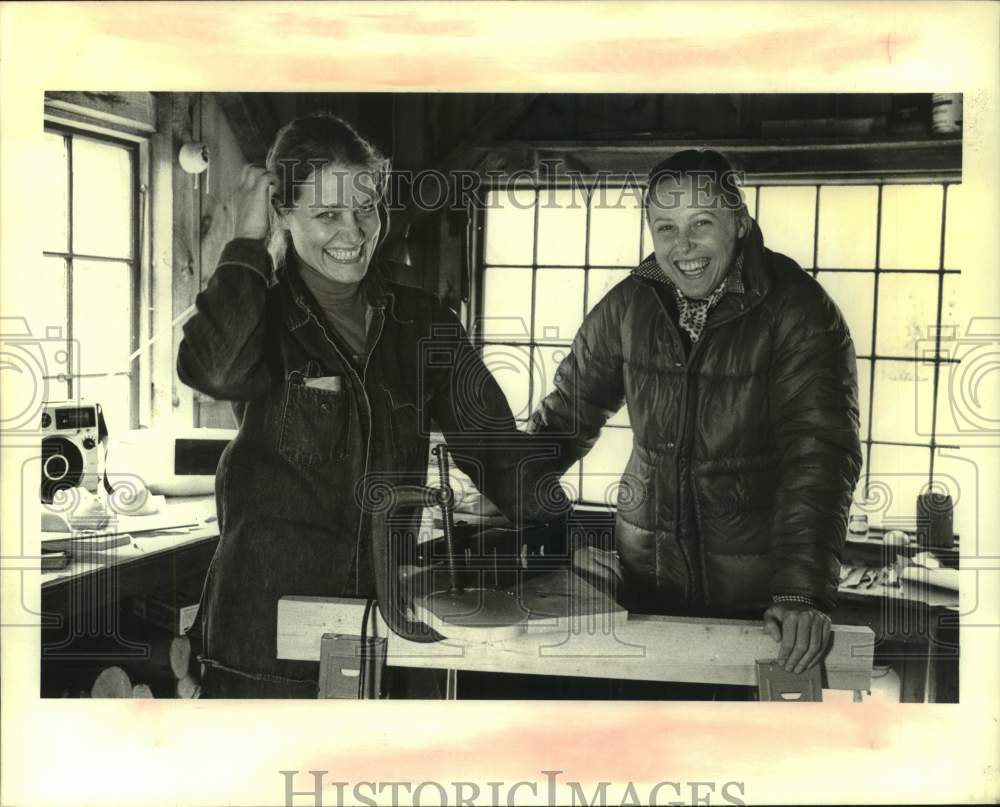 1978 Press Photo Irina Martens & Honey Sharp in New York workshop - tua24182