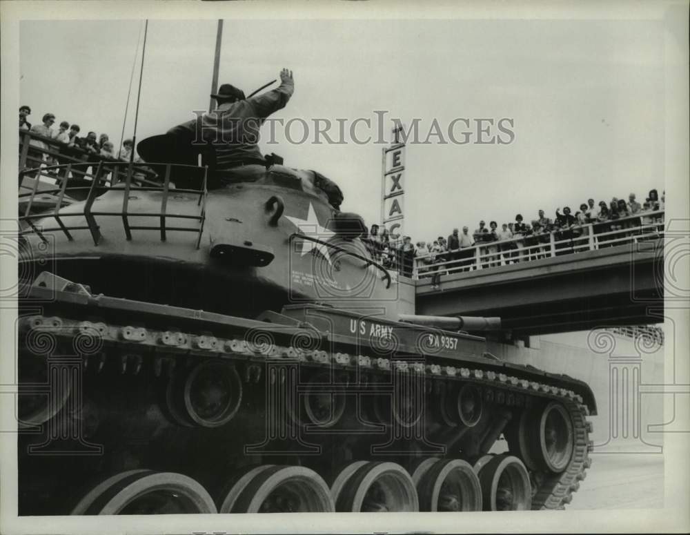 Press Photo Large crowd watches US Army National Guard tank in parade
