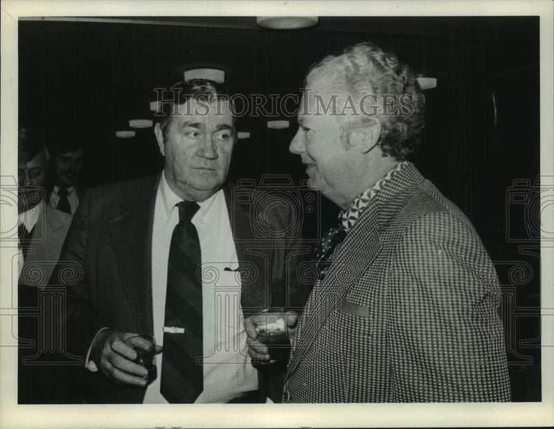Load image into Gallery viewer, 1974 Press Photo Neal Moylan and William O'Neil talk at event over drinks
