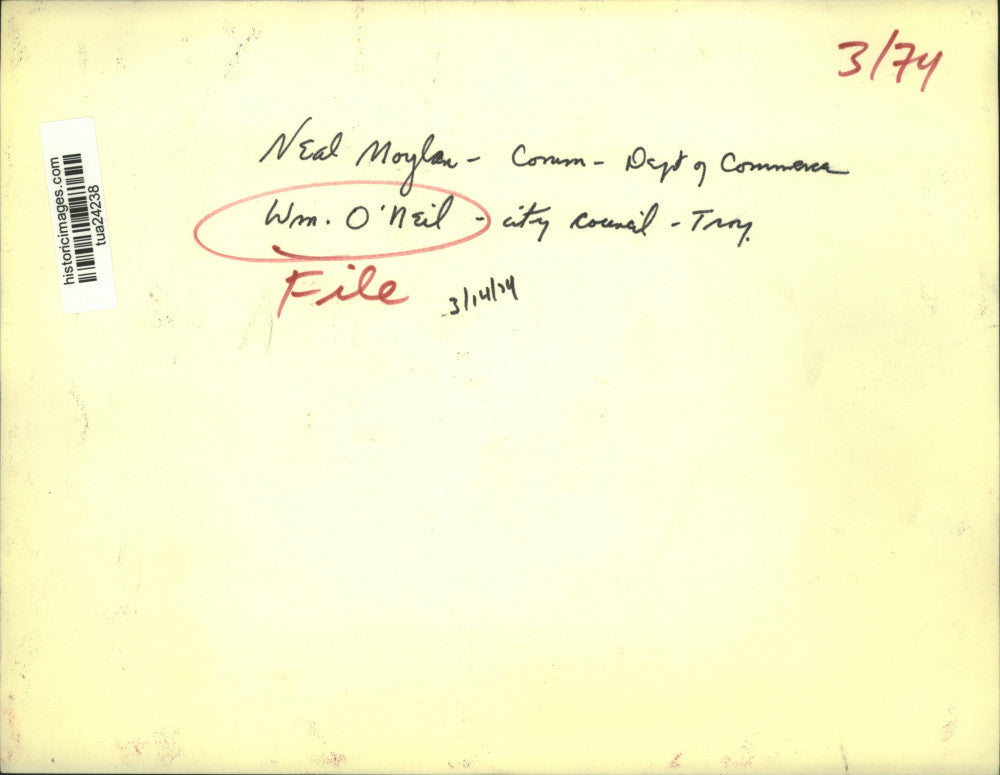 1974 Press Photo Neal Moylan and William O'Neil talk at event over drinks