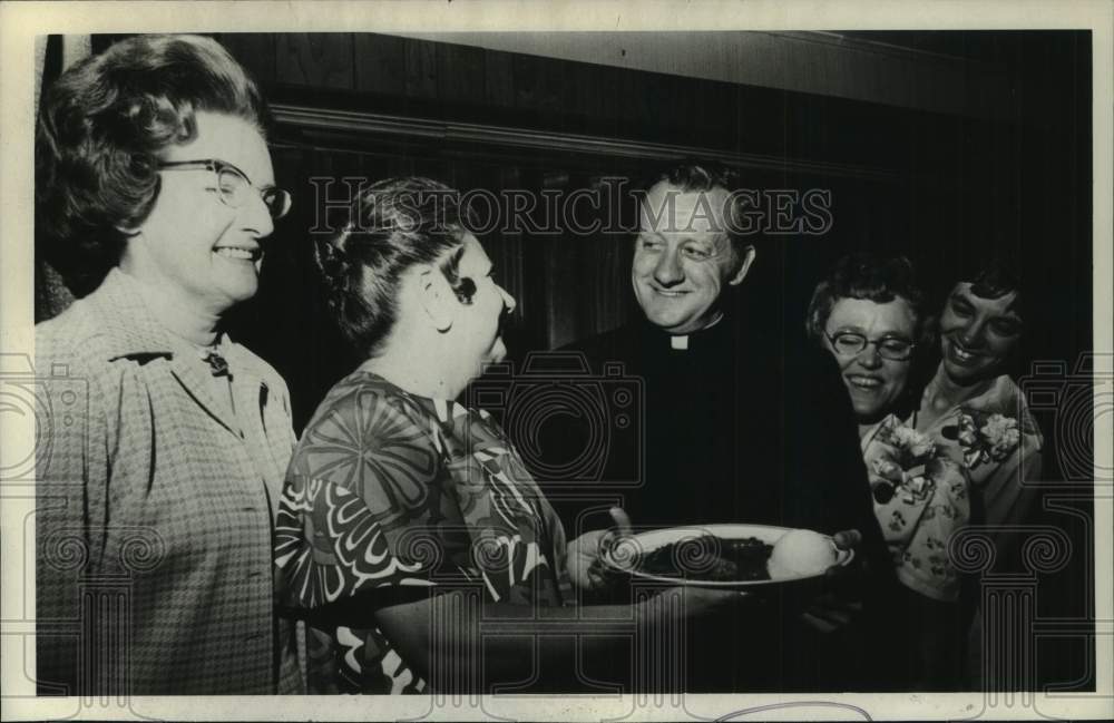 1974 Press Photo Reverend James O'Neill with women's group in New York