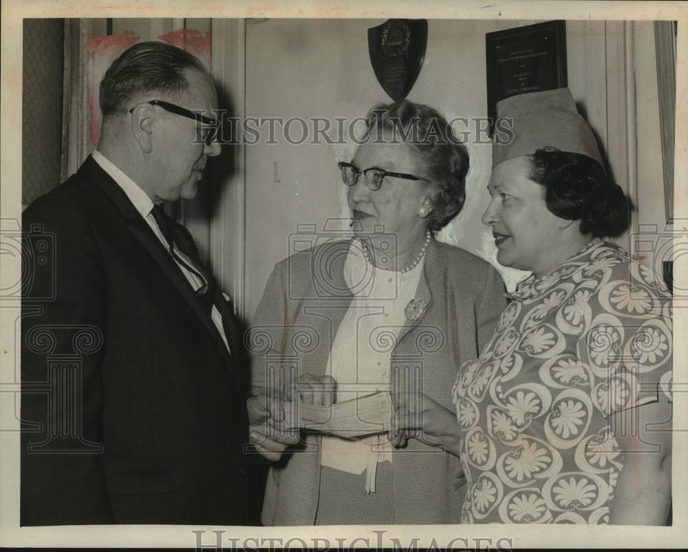1967 Press Photo Howard Ryan accepts donation for Camp Thacher in Albany, NY