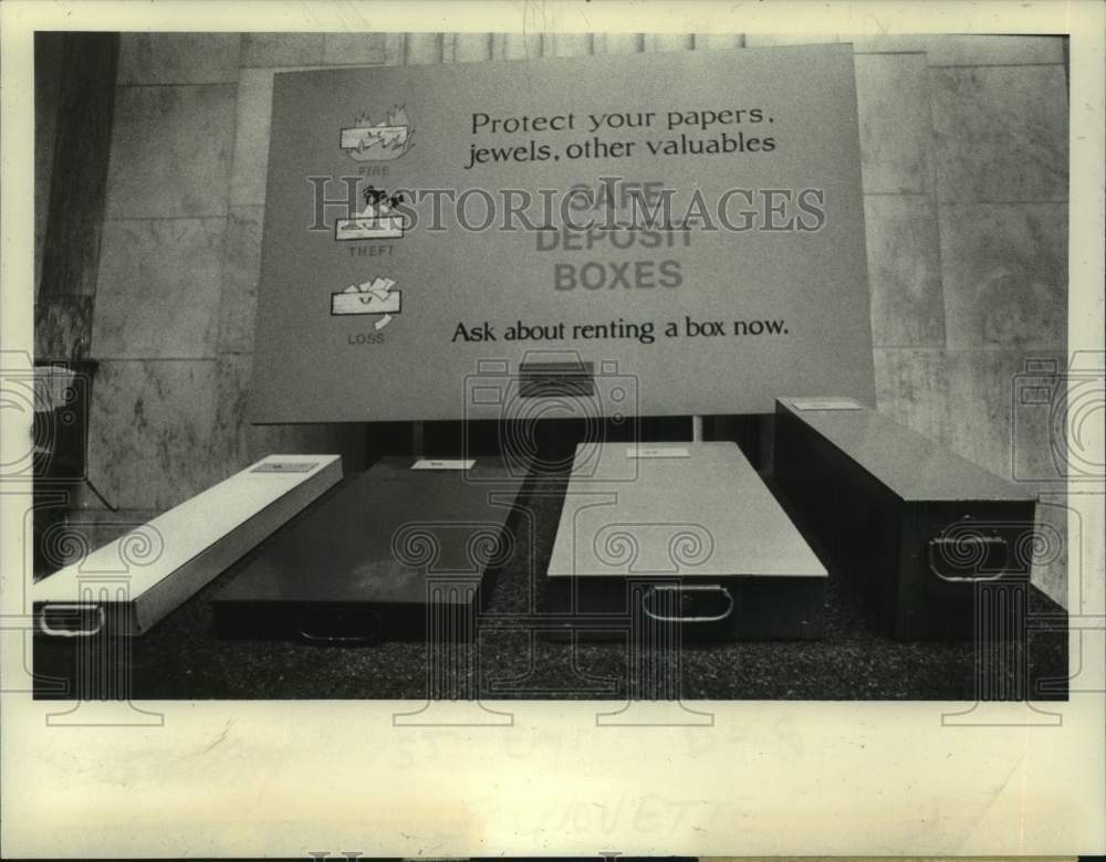 1980 Press Photo Safe Deposit Box display at Key Bank in Albany, New York- Historic Images