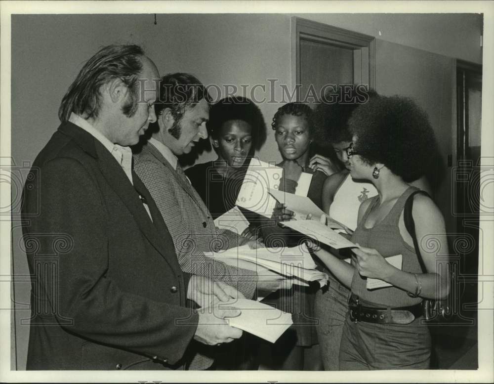 1974 Press Photo Union reps pass out flyers at New York State Health Department