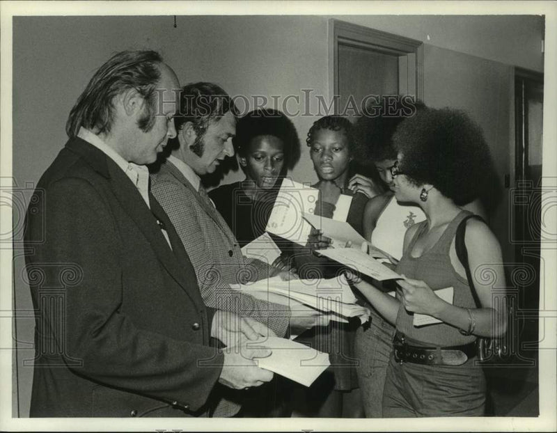 Load image into Gallery viewer, 1974 Press Photo Union reps pass out flyers at New York State Health Department
