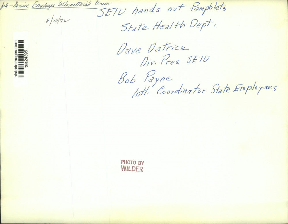 1974 Press Photo Union reps pass out flyers at New York State Health Department