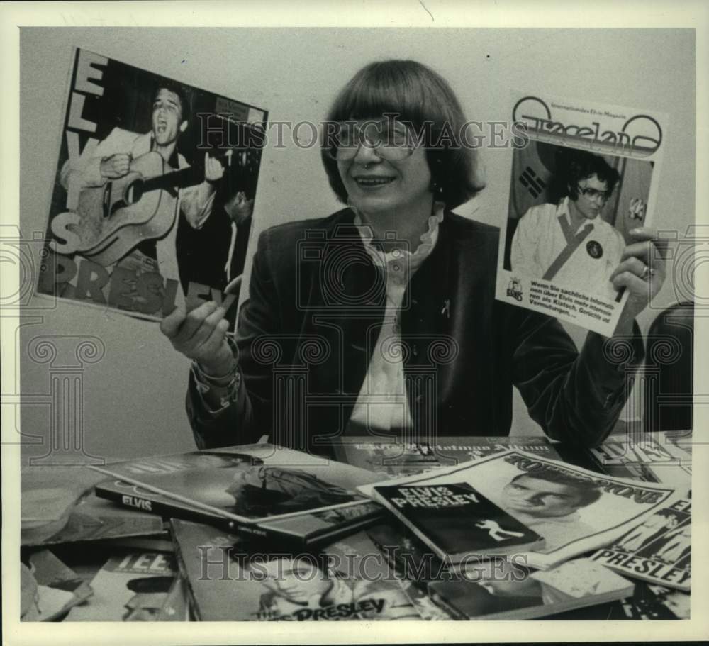 1983 Press Photo Elisabeth Shatley displays Elvis memorabilia in New York- Historic Images