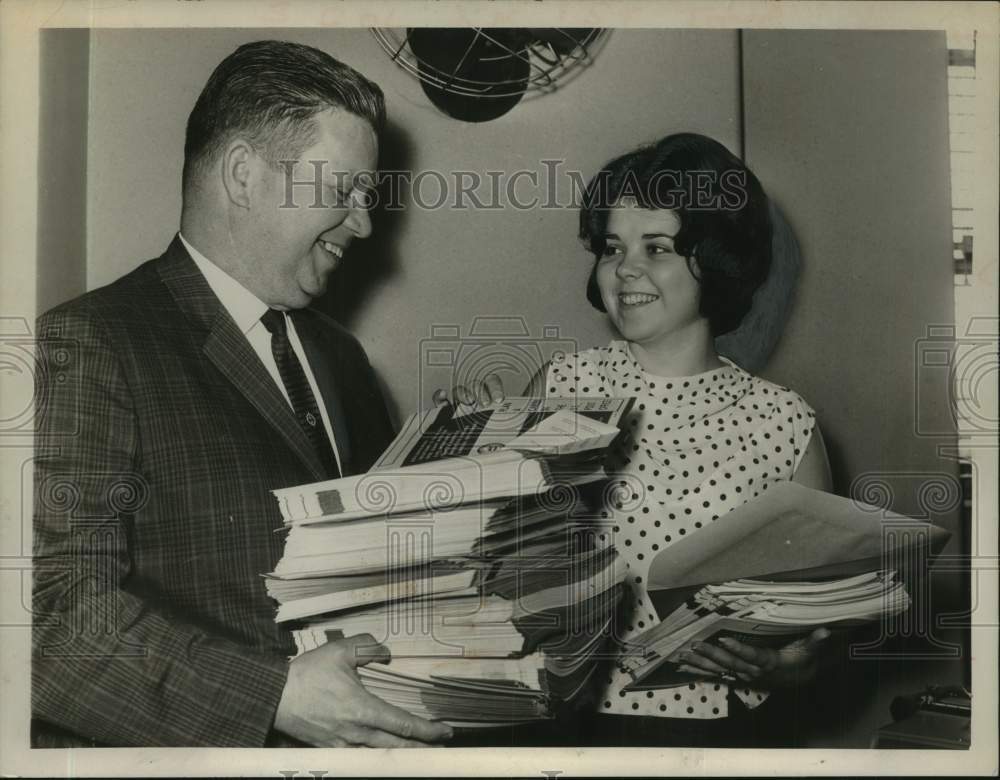 1964 Press Photo John Shafer & Ann Marie O'Brien carry forms for Post Office job