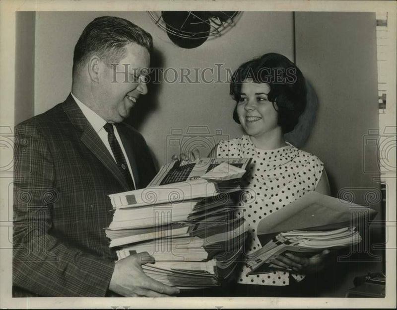Load image into Gallery viewer, 1964 Press Photo John Shafer &amp; Ann Marie O'Brien carry forms for Post Office job
