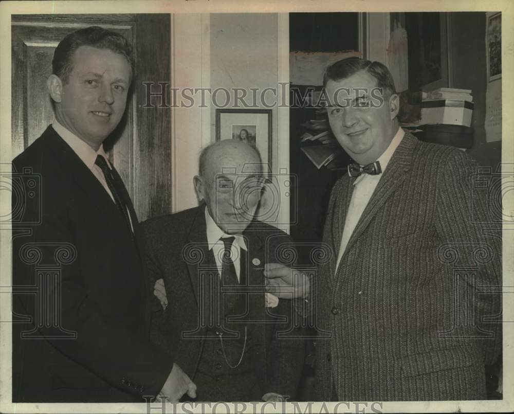1961 Press Photo Henry Shafer receives a palm pin for 70 years in the Masons