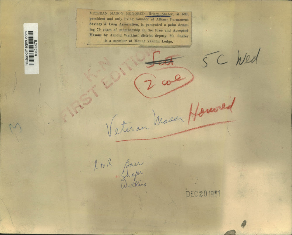 1961 Press Photo Henry Shafer receives a palm pin for 70 years in the Masons