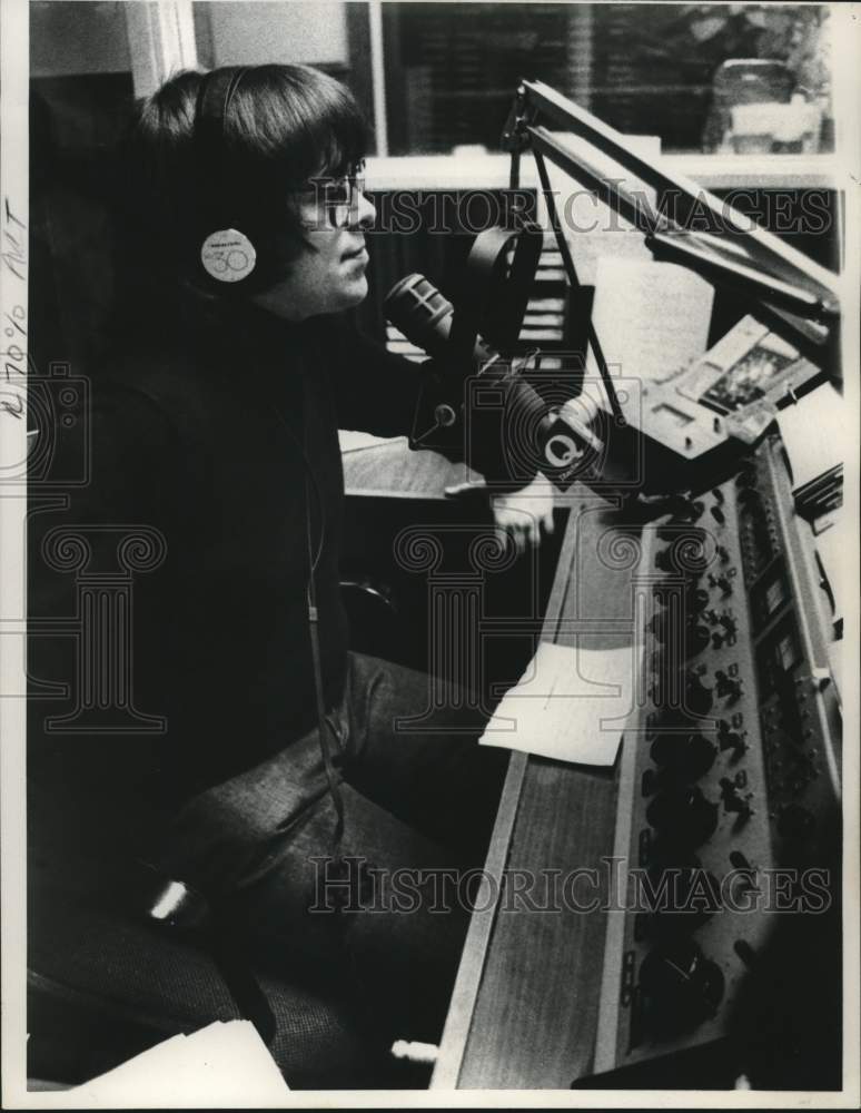 1982 Press Photo Tom Likus broadcasts on the air at radio station WQBK- Historic Images