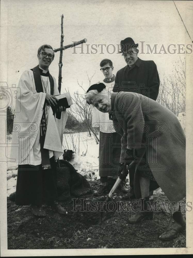 1970 Press Photo Officials break ground for new church building in Valatie, NY