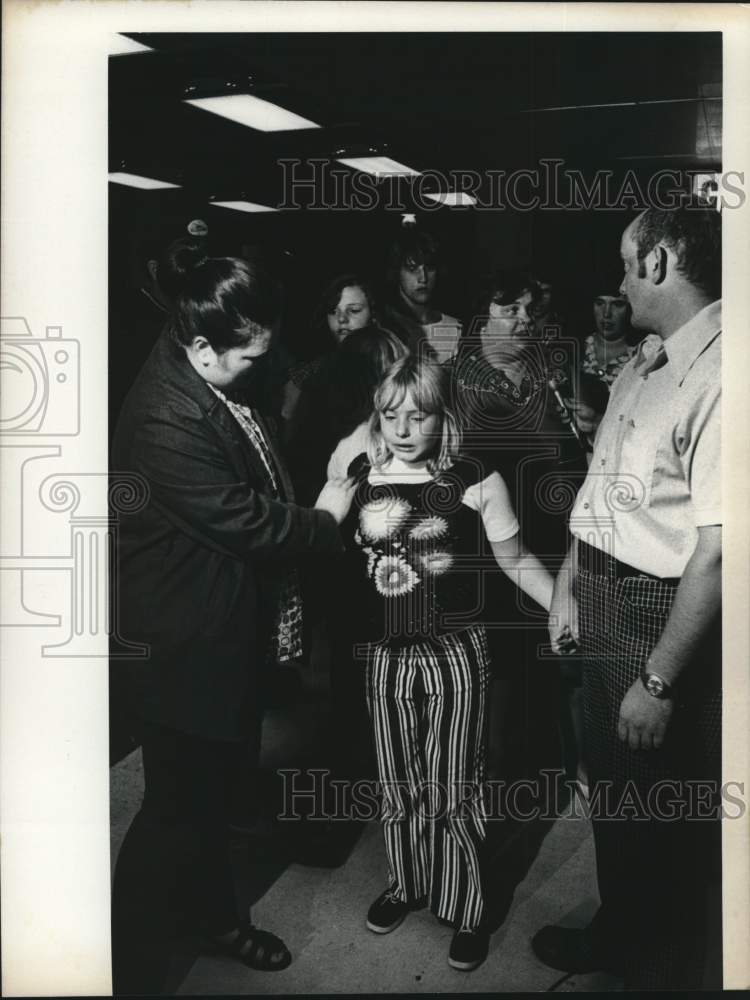 1974 Press Photo Mary Losaw walks out with a group of people - tua24651