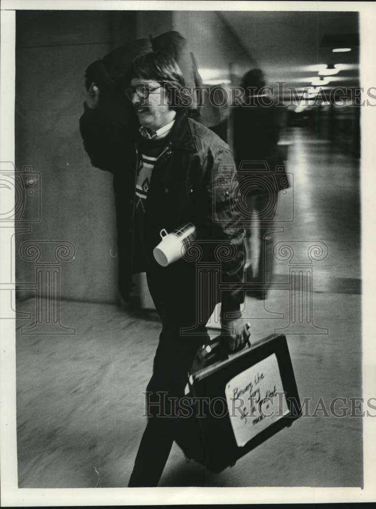 Load image into Gallery viewer, 1978 Press Photo Shenendehowa, New York teacher prepares for sit-in strike
