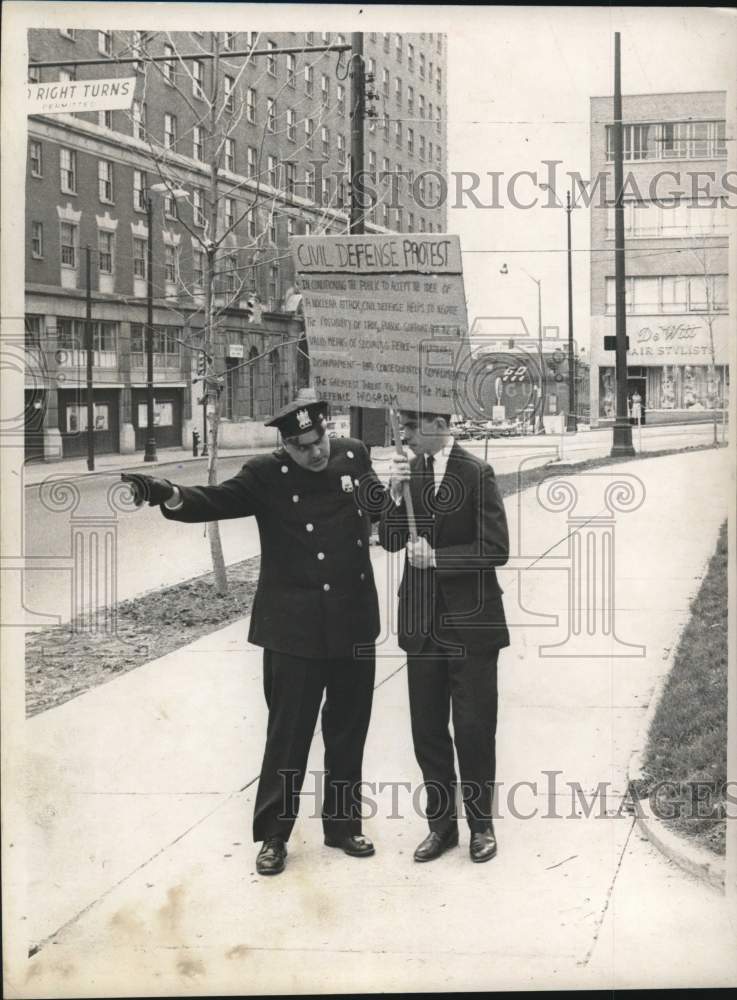 Load image into Gallery viewer, 1961 Press Photo Police officer talks with Douglas Sheeran who is protesting
