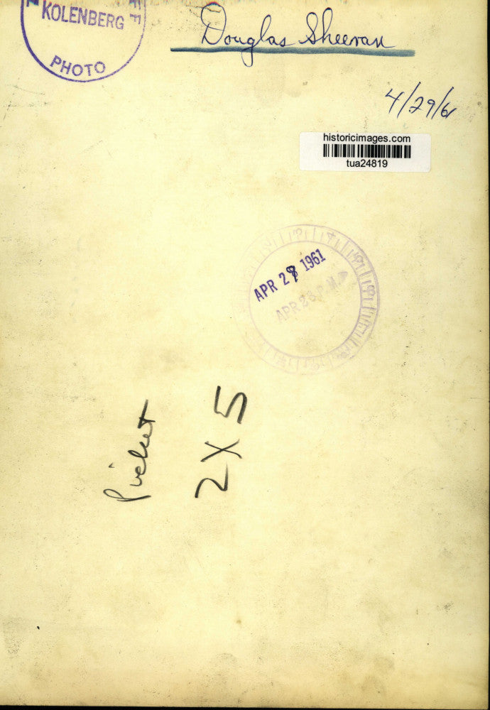 1961 Press Photo Police officer talks with Douglas Sheeran who is protesting