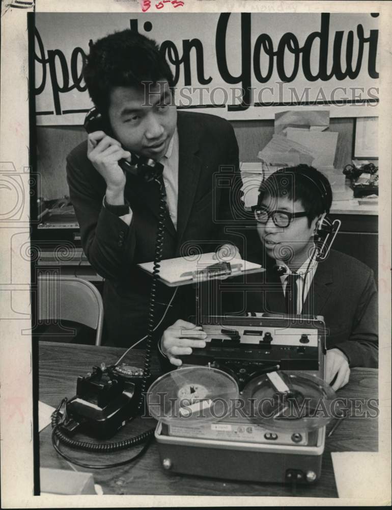 1969 Press Photo Wallace & Ed Lin in Operation Goodwill office, Albany, New York