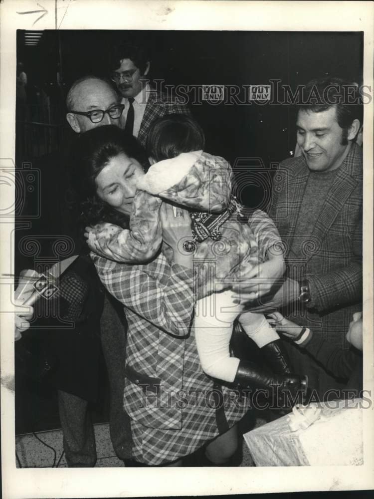1972 Press Photo Mr and Mrs Miguil Lozano holding child Monica - tua24958