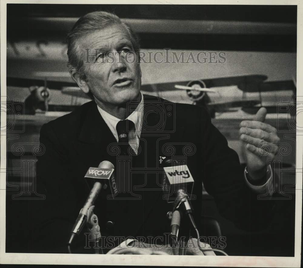 1979 Press Photo John Lindsay, former Mayor of New York City, at Albany airport