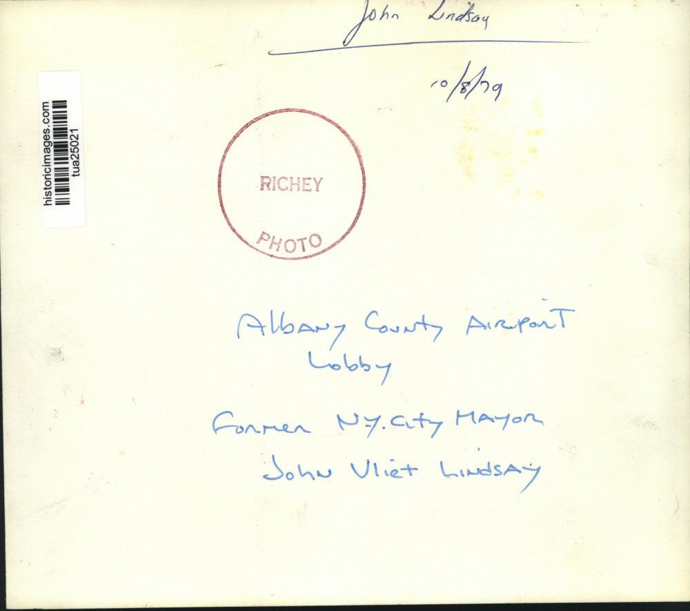 1979 Press Photo John Lindsay, former Mayor of New York City, at Albany airport