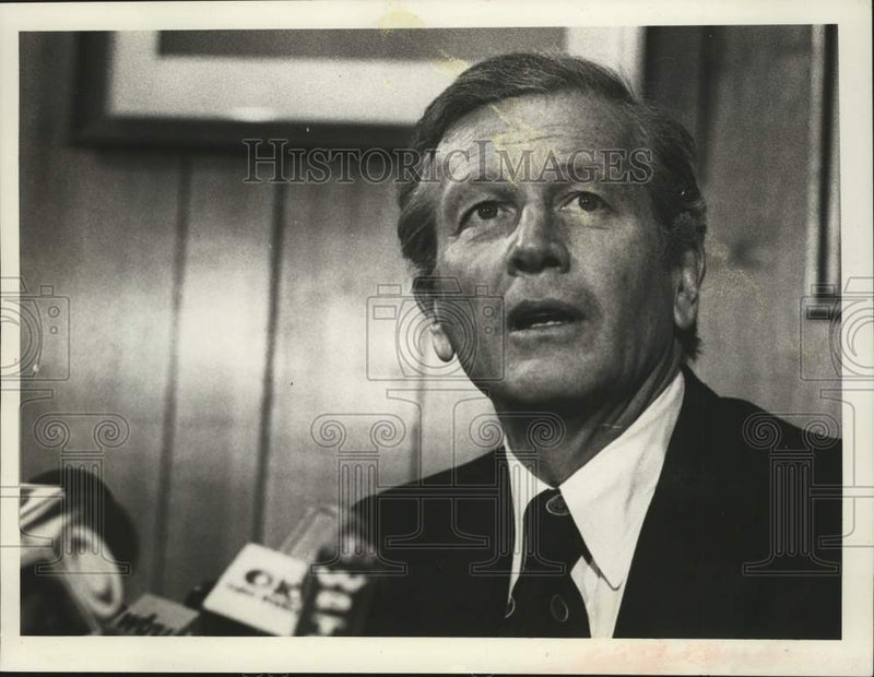 Load image into Gallery viewer, 1980 Press Photo John V. Lindsay, former Mayor of New York City - tua25025
