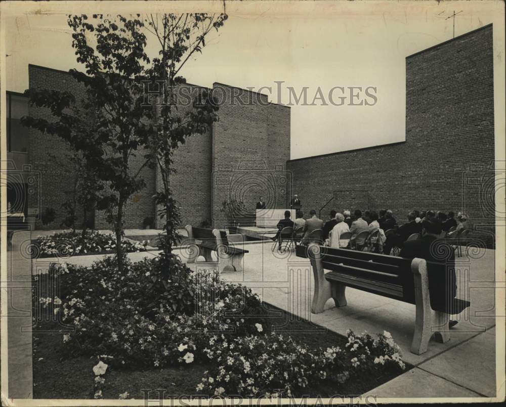 1967 Press Photo St. John's Lutheran Church service in garden, Albany, New York